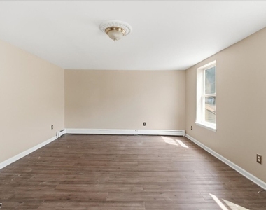 89 Main St - Photo Thumbnail 9