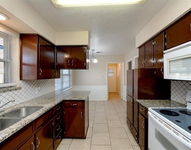 1605 Arrowhead - Photo Thumbnail 11