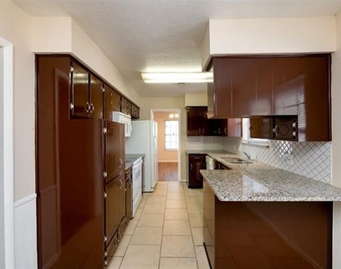 1605 Arrowhead - Photo Thumbnail 9