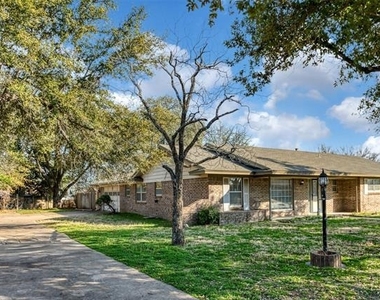 1605 Arrowhead - Photo Thumbnail 2