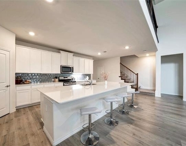 10332 Fall Brook Drive - Photo Thumbnail 4
