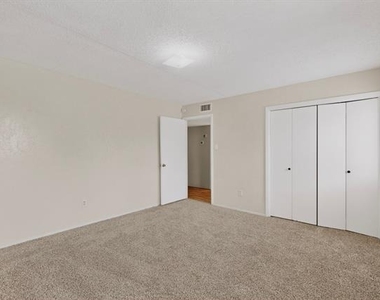 703 E Shady Grove Road - Photo Thumbnail 28
