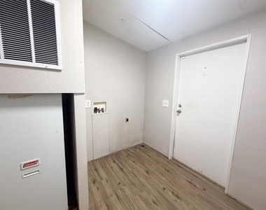 402 E College Avenue - Photo Thumbnail 9