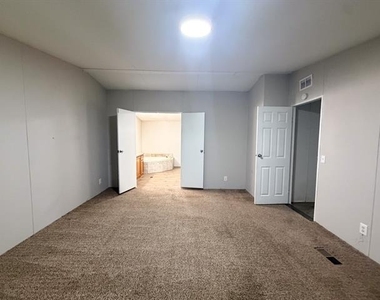 402 E College Avenue - Photo Thumbnail 12