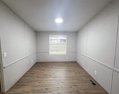 402 E College Avenue - Photo Thumbnail 6