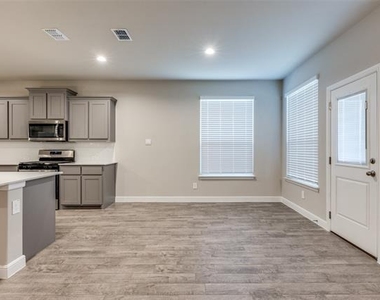 1101 Southwark Drive - Photo Thumbnail 4
