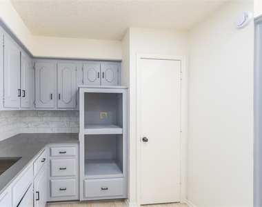 625 Woodhaven Place - Photo Thumbnail 12