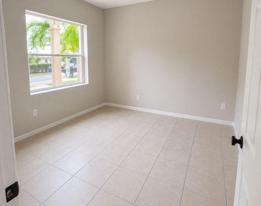 2730 Forest Hills Boulevard - Photo Thumbnail 11