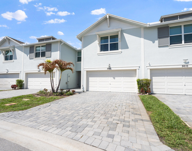 5612 Se Edgewater Circle - Photo Thumbnail 2