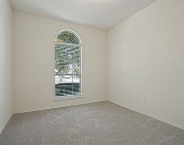 308 Sycamore Drive - Photo Thumbnail 18