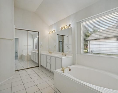 308 Sycamore Drive - Photo Thumbnail 16