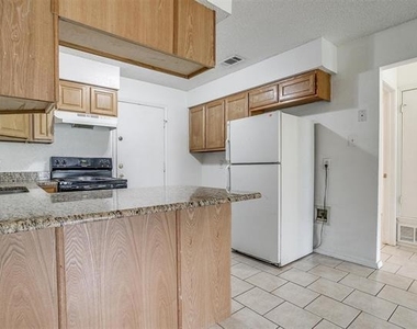 1009 W 4th Street - Photo Thumbnail 6