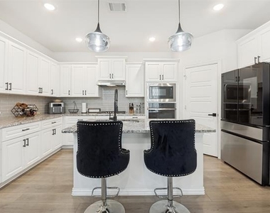 656 Bethpage Drive - Photo Thumbnail 5