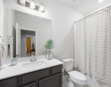 7833 Bayside Drive - Photo Thumbnail 10