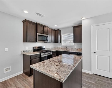 523 Bennie Leonard Street - Photo Thumbnail 8