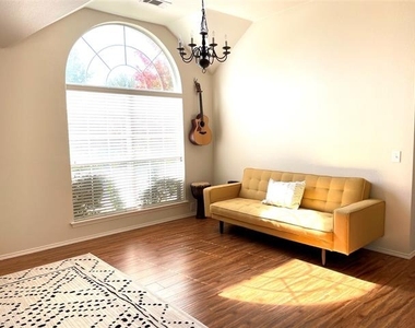 2616 Travis Drive - Photo Thumbnail 4