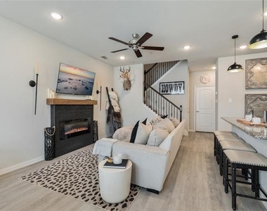 2212 Davenport Drive - Photo Thumbnail 6