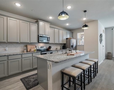 2212 Davenport Drive - Photo Thumbnail 5