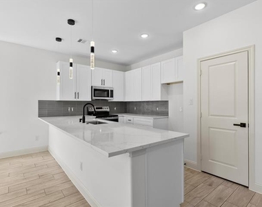 5105 Waterbury Court - Photo Thumbnail 7