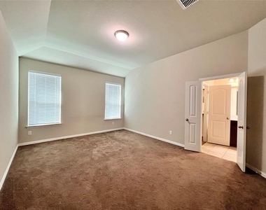 215 Clark Drive - Photo Thumbnail 10