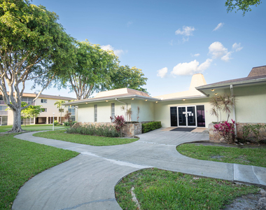 400 W Village Green Cir Circle W - Photo Thumbnail 16