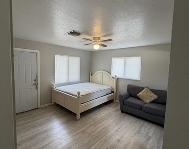 716 22nd Street - Photo Thumbnail 2