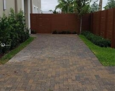 682 Ne 43rd Street - Photo Thumbnail 23