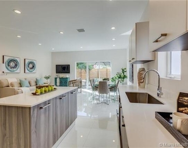 682 Ne 43rd Street - Photo Thumbnail 9
