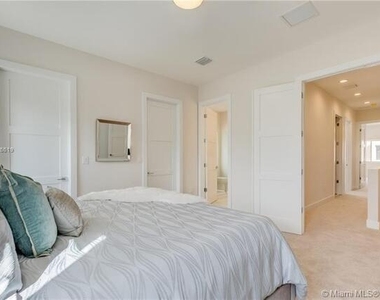 682 Ne 43rd Street - Photo Thumbnail 14