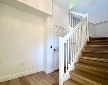 7842 Exeter Boulevard E - Photo Thumbnail 4