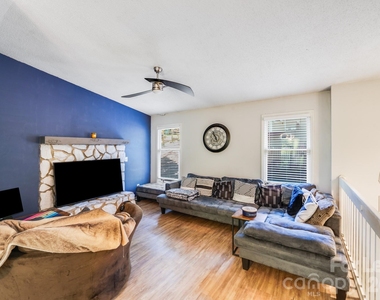 2116 Bon Villa Way - Photo Thumbnail 5