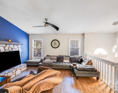 2116 Bon Villa Way - Photo Thumbnail 4