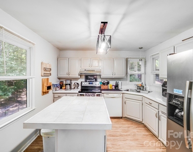 2116 Bon Villa Way - Photo Thumbnail 9