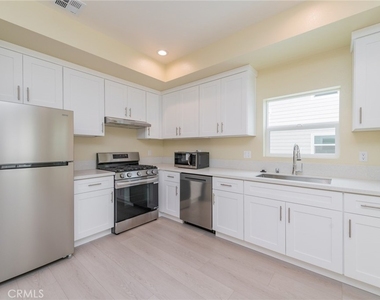 642 W Grand Ave - Photo Thumbnail 4