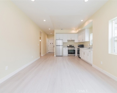 642 W Grand Ave - Photo Thumbnail 2