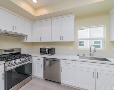 642 W Grand Ave - Photo Thumbnail 5