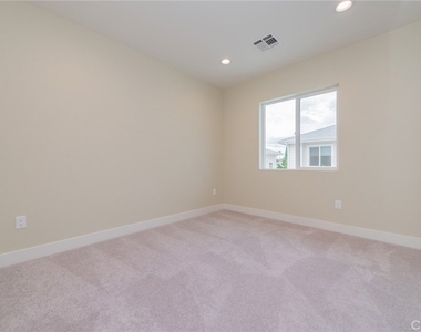 642 W Grand Ave - Photo Thumbnail 17