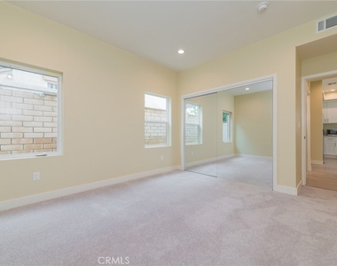 642 W Grand Ave - Photo Thumbnail 7