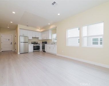 642 W Grand Ave - Photo Thumbnail 1