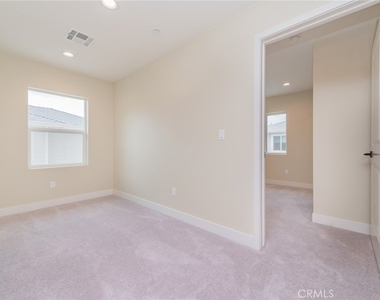 642 W Grand Ave - Photo Thumbnail 12