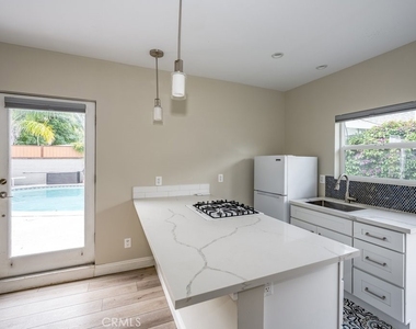 5940 Simpson Ave - Photo Thumbnail 3