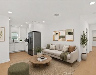 5732 Stansbury Avenue - Photo Thumbnail 2