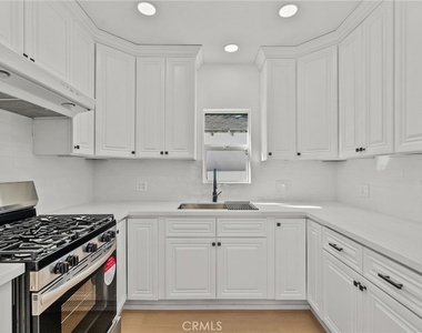 5732 Stansbury Avenue - Photo Thumbnail 4
