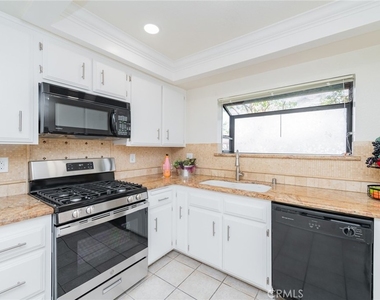 5212 Berkshire Way - Photo Thumbnail 8