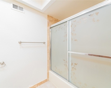 5212 Berkshire Way - Photo Thumbnail 13