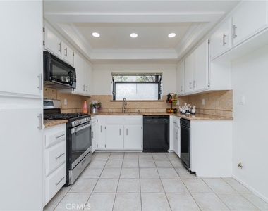 5212 Berkshire Way - Photo Thumbnail 6