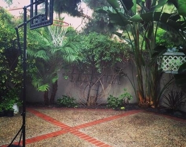 122 Stanford Court - Photo Thumbnail 4