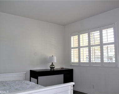 122 Stanford Court - Photo Thumbnail 7