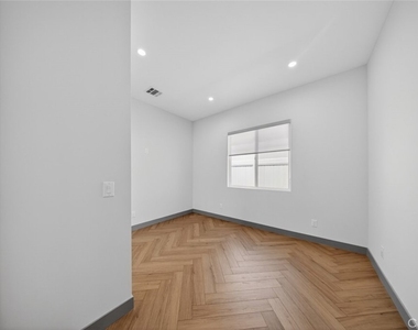 10843 Cantara Street - Photo Thumbnail 14