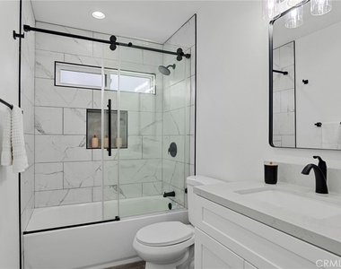 4747 Pixie Ave - Photo Thumbnail 7